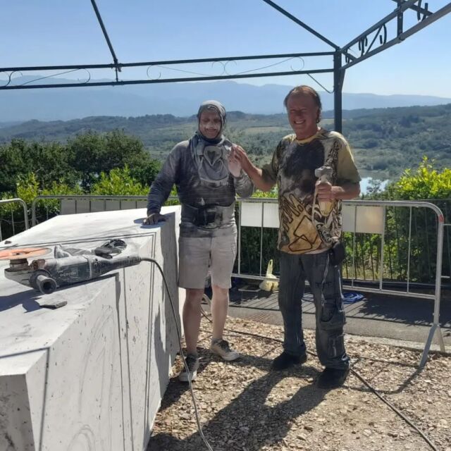 SIMPOSIO AL VIA, GLI SCULTORI GIÀ AL LAVORO!

Al lavoro! Oggi è iniziato ufficialmente il Simposio internazionale di scultura Pietra Sublime al borgo di Castelnuovo d’Avane; chiunque può recarsi lungo la strada che scende al vecchio paese per ammirare gli artisti che hanno iniziato a scolpire i blocchi di travertino. 
Le statue daranno il benvenuto a tutti coloro che in futuro scenderanno al paese rinnovato!