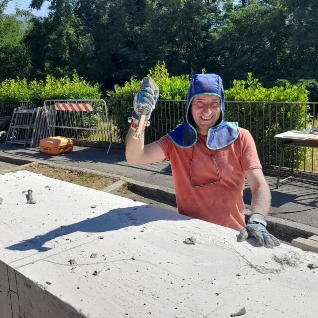 PIETRA SUBLIME: SI AVVICINA IL GIORNO DELLA CERIMONIA UFFICIALE DI APERTURA

Il giorno della cerimonia d'inaugurazione del terzo Simposio di Scultura Monumentale si avvicina, ma gli otto artisti lavorano già alacremente ai loro progetti.
Il messaggio che questa edizione di Pietra Sublime vuole inviare è foriero di pace e di rinascita.

Rinascita dopo una lunga pandemia, rinascita di valori, quali la pace e la memoria, che sembrano solo lontani ricordi e, infine, accoglienza e fratellanza, testimoniate dalla presenza di Volodymyr, scultore proveniente dall'Ucraina.

Nel rinnovare a tutti l'invito a partecipare alla cerimonia ufficiale, prevista per domenica 19 giugno alle ore 17 nel Viale d'accesso al vecchio Borgo di Castelnuovo d'Avane, vi ricordiamo che l'area dei lavori è già visitabile ogni giorno.