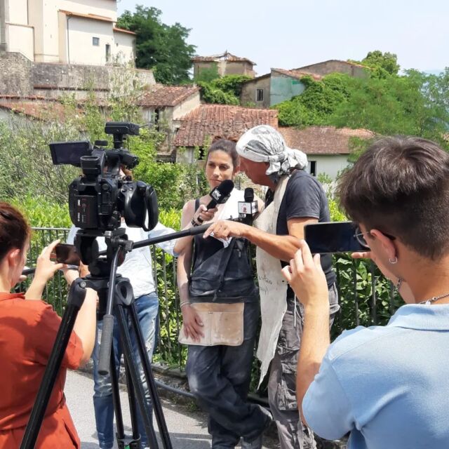 DOMENICA 19 GIUGNO ORE 17 INAUGURAZIONE "PIETRA SUBLIME": UN NUOVO PASSO PER LA RINASCITA DEL TERRITORIO
Domenica 19 giugno alle 17 nel Viale d'accesso a Castelnuovo d'Avane, l'antico borgo che rinascerà grazie ai fondi del Pnrr, si svolgerà la cerimonia di apertura ufficiale della terza edizione del Simposio Internazionale di Scultura Monumentale “Pietra Sublime”, alla presenza del Presidente della Giunta Regionale, Eugenio Giani, e del Primo Cittadino Leonardo Degl'Innocenti o Sanni. 
Gli 8 artisti, provenienti da diversi angoli del globo, sono già al lavoro per dare vita ai loro progetti, che faranno dell'arte uno strumento di pace per dare un segno ben preciso all'umanità in questi tempi bui in cui sono tornati a soffiare nuovi e atroci venti di guerra alle porte d'Europa. 
La terza edizione di “Pietra Sublime” ribadirà la vocazione del Comune di Cavriglia quale “Terra di Pace e di Memoria”, valorizzando, appunto, la scultura come strumento di armonia, di cooperazione internazionale e di dialogo e fratellanza fra i popoli.
Gli scultori selezionati sono quattro donne e quattro uomini, di cui tre artisti italiani (Bettino Francini, Beatrice Taponecco e Adriano Ciarla), un armeno (Vighen Avetis), un ucraino (Volodymyr Kochmar), una spagnola, (Itahisa Peres Conesa), una peruviana (Karen Macher Nesta) e una neozelandese (Anna Korver).
Un progetto, quello che gli artisti metteranno in atto, che andrà ad impreziosire la strada di accesso all'antico borgo e tutta l'area già scelta e premiata dalla vincita del bando del PNRR. Le statue infatti verranno realizzate e collocate lungo il viale che conduce al Museo Mine, in modo da creare una vera e propria galleria a cielo aperto, che darà il benvenuto a chi arriverà nel borgo, che in futuro si appresta a divenire uno dei centri culturali di eccellenza non solo della Toscana ma dell'Italia intera.