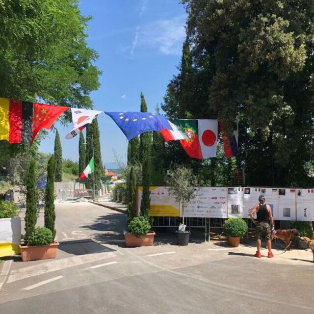 LA PORTA DEL SIMPOSIO DI SCULTURA È PRONTA! VI ASPETTIAMO DOMANI ALLE 17 A CASTELNUOVO D’AVANE

Il portale d’ingresso per entrare al Simposio Pietra Sublime 2022 a Castelnuovo d’Avane è pronto! 
Un messaggio di accoglienza, pace e fratellanza tra i popoli di tutto il mondo in un momento difficile come questo per l’umanità si solleva da Castelnuovo e corre verso tutti i popoli della terra attraverso l’ARTE: 

COSTRUIAMO LA PACE!

VI ASPETTIAMO TUTTI INSIEME DOMANI ALLE 17 A CASTELNUOVO D’AVANE, il borgo che rinascerà con i fondi del Pnrr.

Una volta, vent’anni fa, Adriano Sofri scrisse questa frase che ancora ci risuona dentro:

_“Altro che entrare in Europa, se lo sognano in Europa, di entrare a Cavriglia_”

A DOMANI!